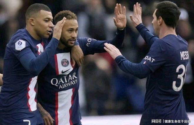 琼斯12投砍34分难阻失利！只因火箭三核均砍20+，小贾关键5分救赎