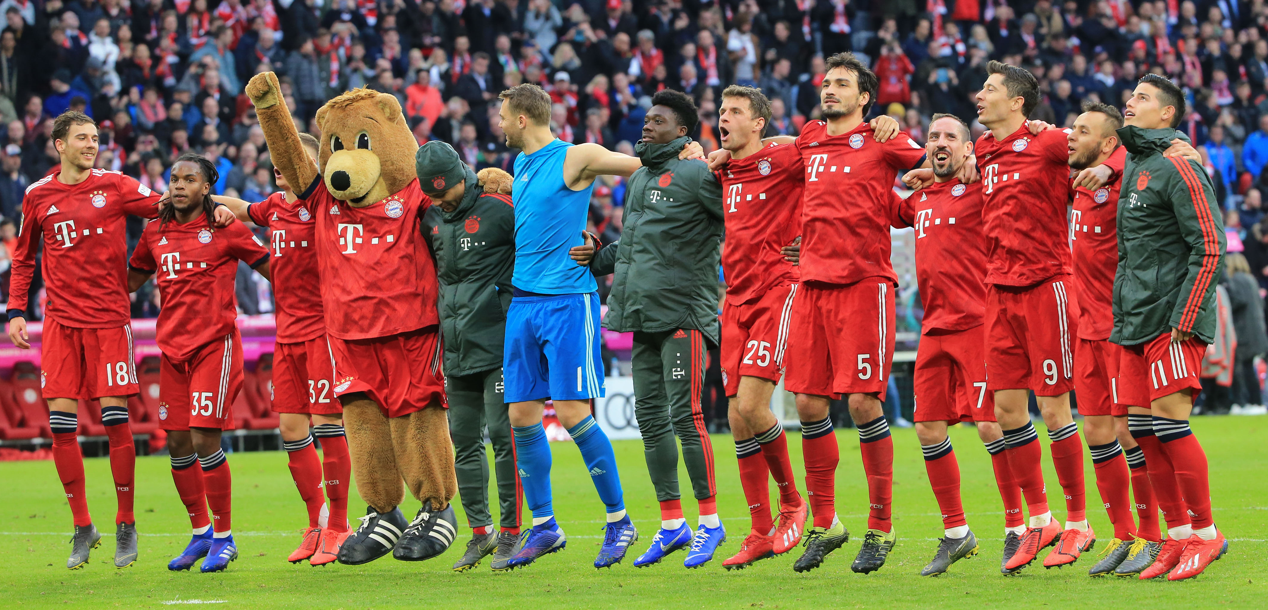 [图]客场击败天津津门虎 上海申花拿到联赛亚军