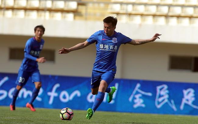 世体：新月对莱万表现出浓厚兴趣，但球员不打算离开巴萨